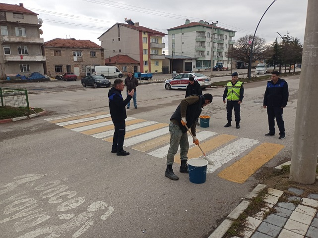 Jandarma ve Belediye Ekipleri El Ele Verdi. Öncelik Okul Geçitleri Oldu