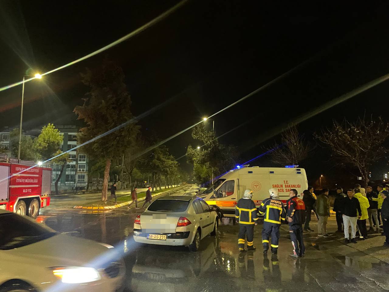 İKİ OTOMOBİL ÇARPIŞTI