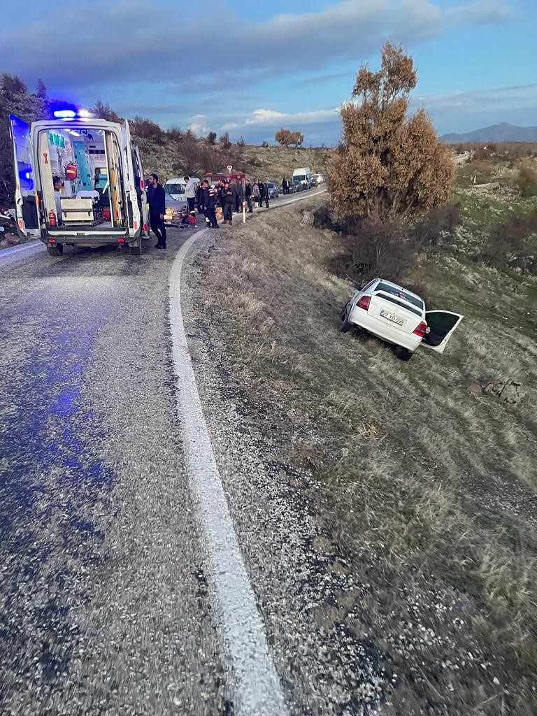 ÇARPMANIN ETKİSİYLE ŞARAMPOLE DEVRİLDİ
