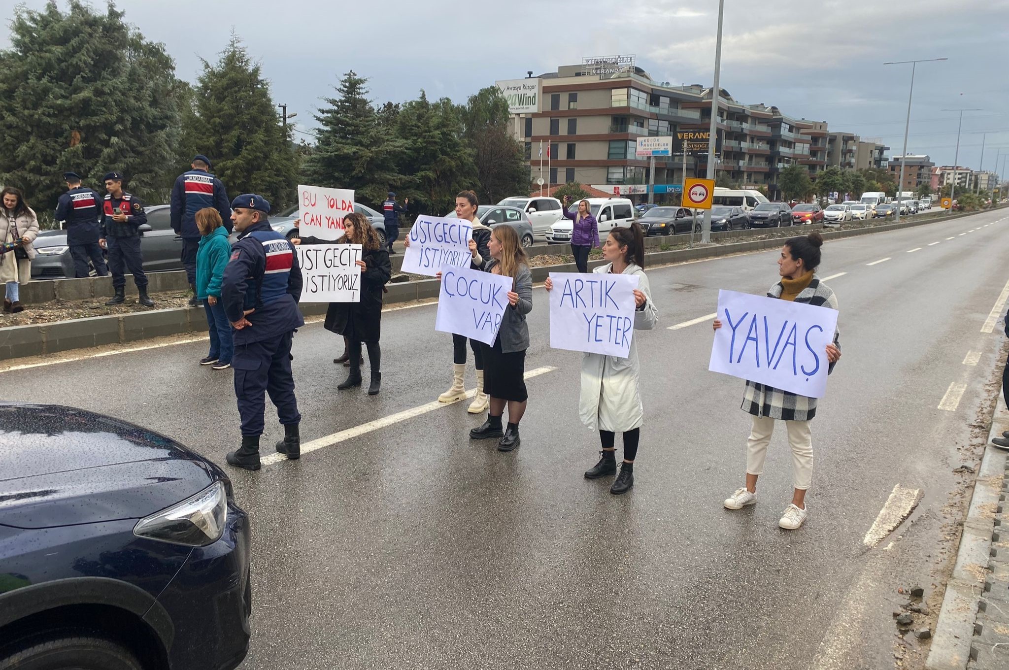 TEHLİKELİ OKUL YOLUNDA KORKULAN OLDU