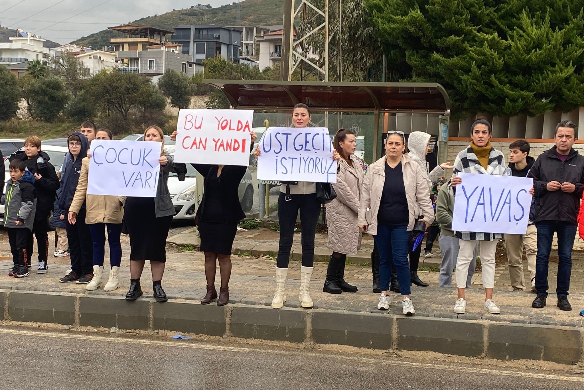 TEHLİKELİ OKUL YOLUNDA KORKULAN OLDU