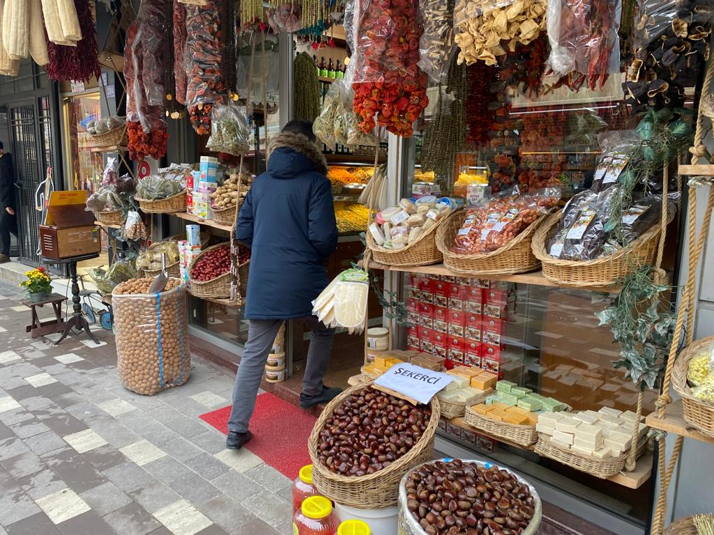KIŞ GELDİ AKTARLARDA KUYRUK OLUŞTU