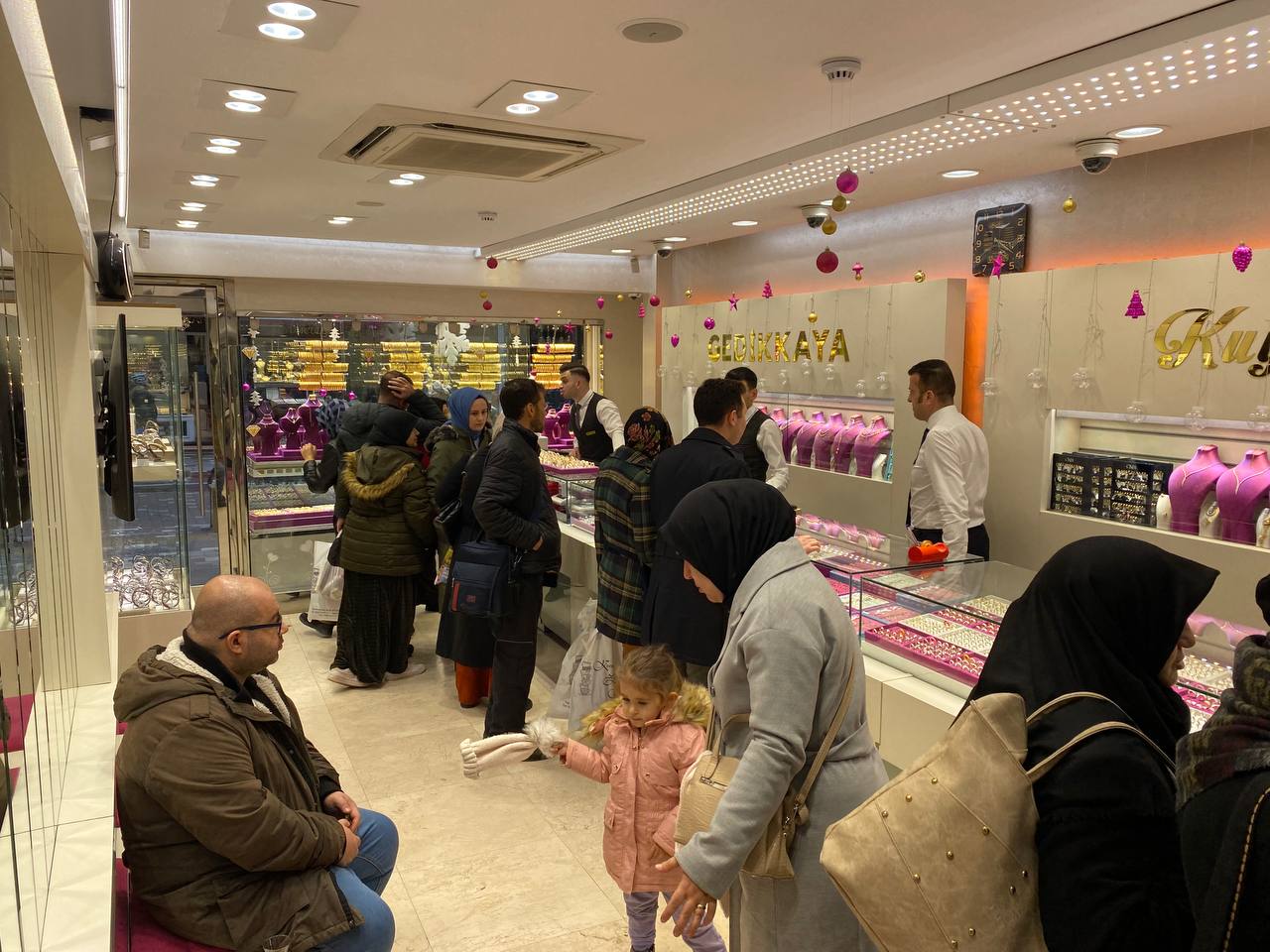 ALTIN FİYATLARIYLA BİRLİKTE SARRAFLAR ÇARŞISI DA HAREKETLENDİ