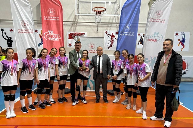 Afyon'da Küçük Kızlar Voleybol Müsabakası Sona Erdi