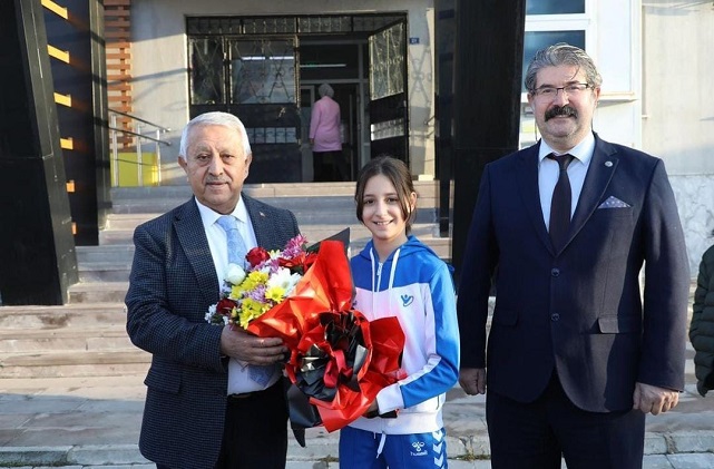 Yerli Malı Haftası Etkinlikleri Kapsamında Öğrenciler TOGG ile Buluştu. Başkan Zeybek Öğrencilerle Yakından İlgilendi