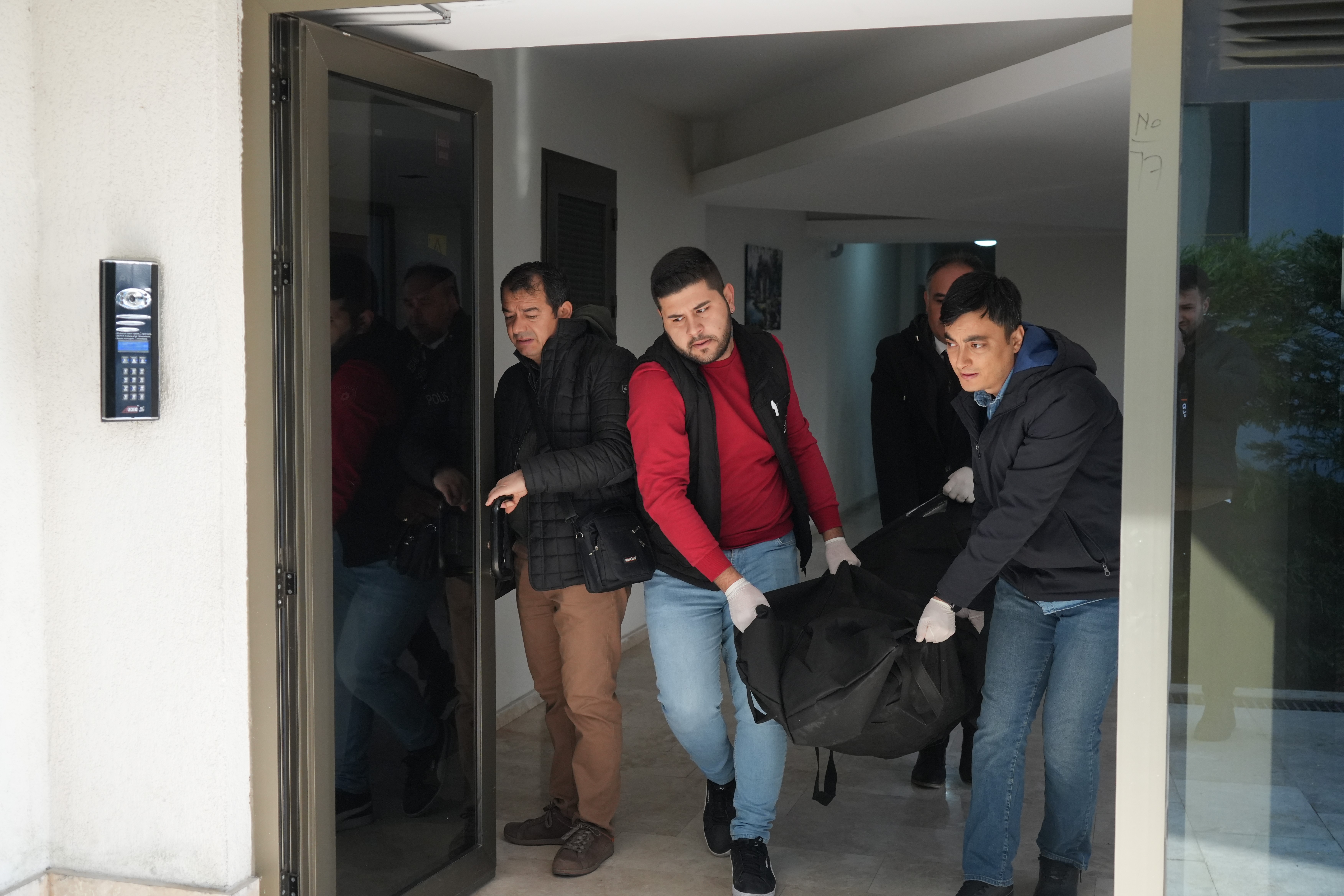 EŞİ TARAFINDAN KANLAR İÇİNDE BULUNDU