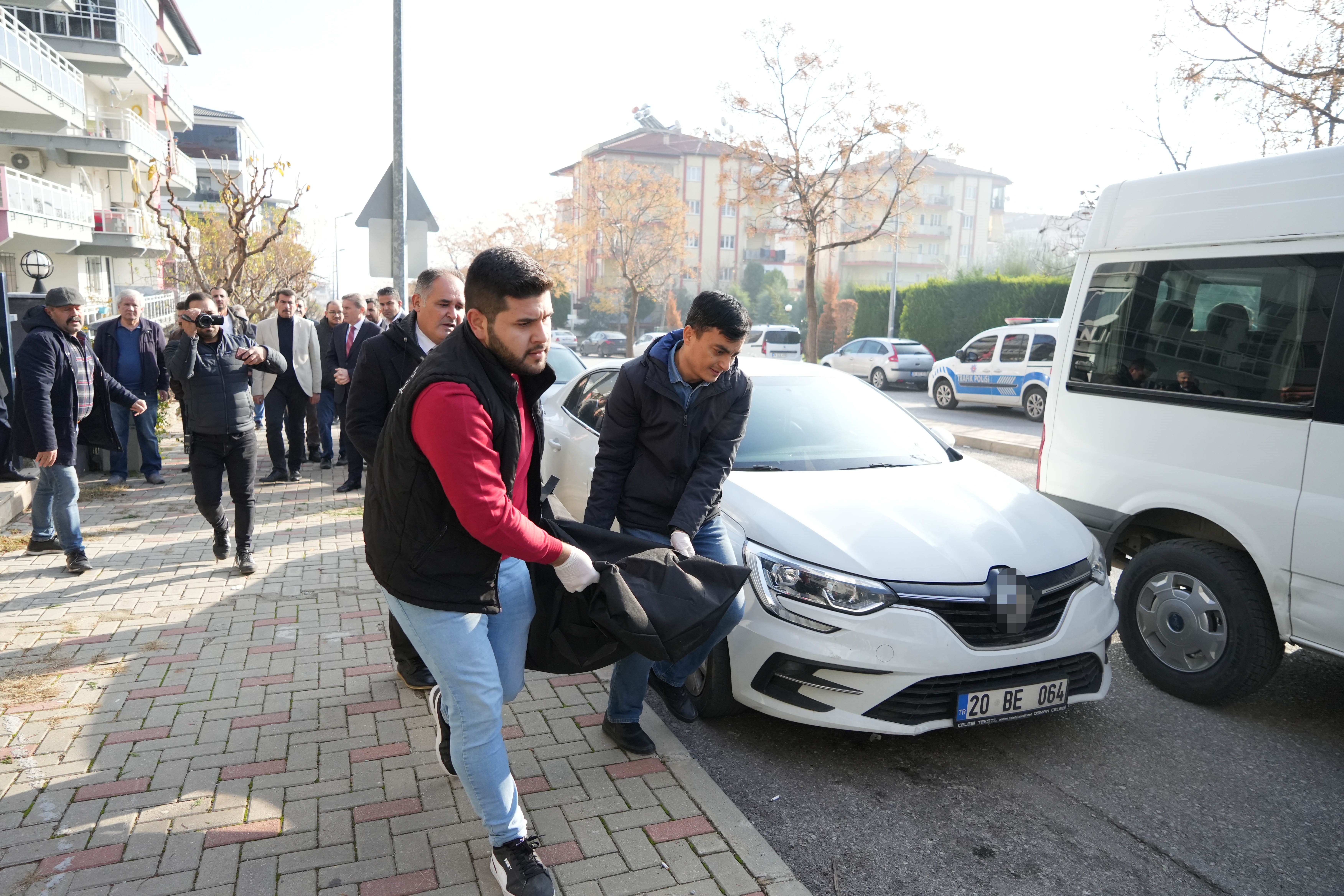EŞİ TARAFINDAN KANLAR İÇİNDE BULUNDU