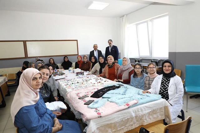 Başkan Zeybek Kursiyerlerle Bir Araya Geldi. Halk Eğitim Kurslarına Dikkat Çekti