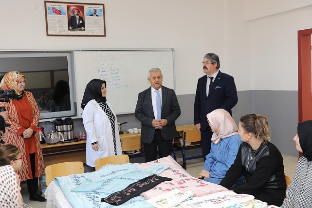 Başkan Zeybek Kursiyerlerle Bir Araya Geldi. Halk Eğitim Kurslarına Dikkat Çekti
