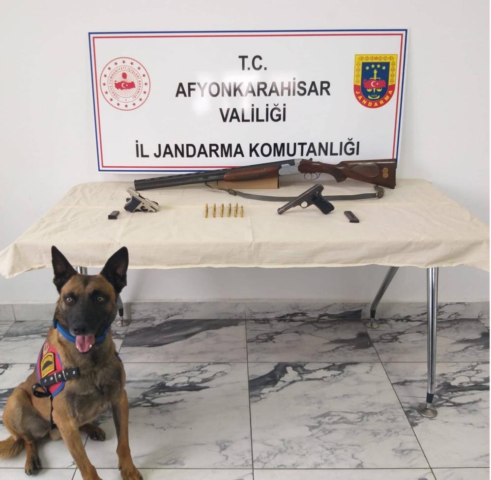 Uyuşturucu Baskını Yapılan Adreste Ruhsatsız Tabanca Ve Tüfek Ele Geçirildi