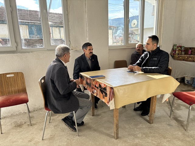 Makamda Değil Köy Kahvehanesinde Oturuyor. Vatandaşların Sorunlarına Çözüm Buluyor