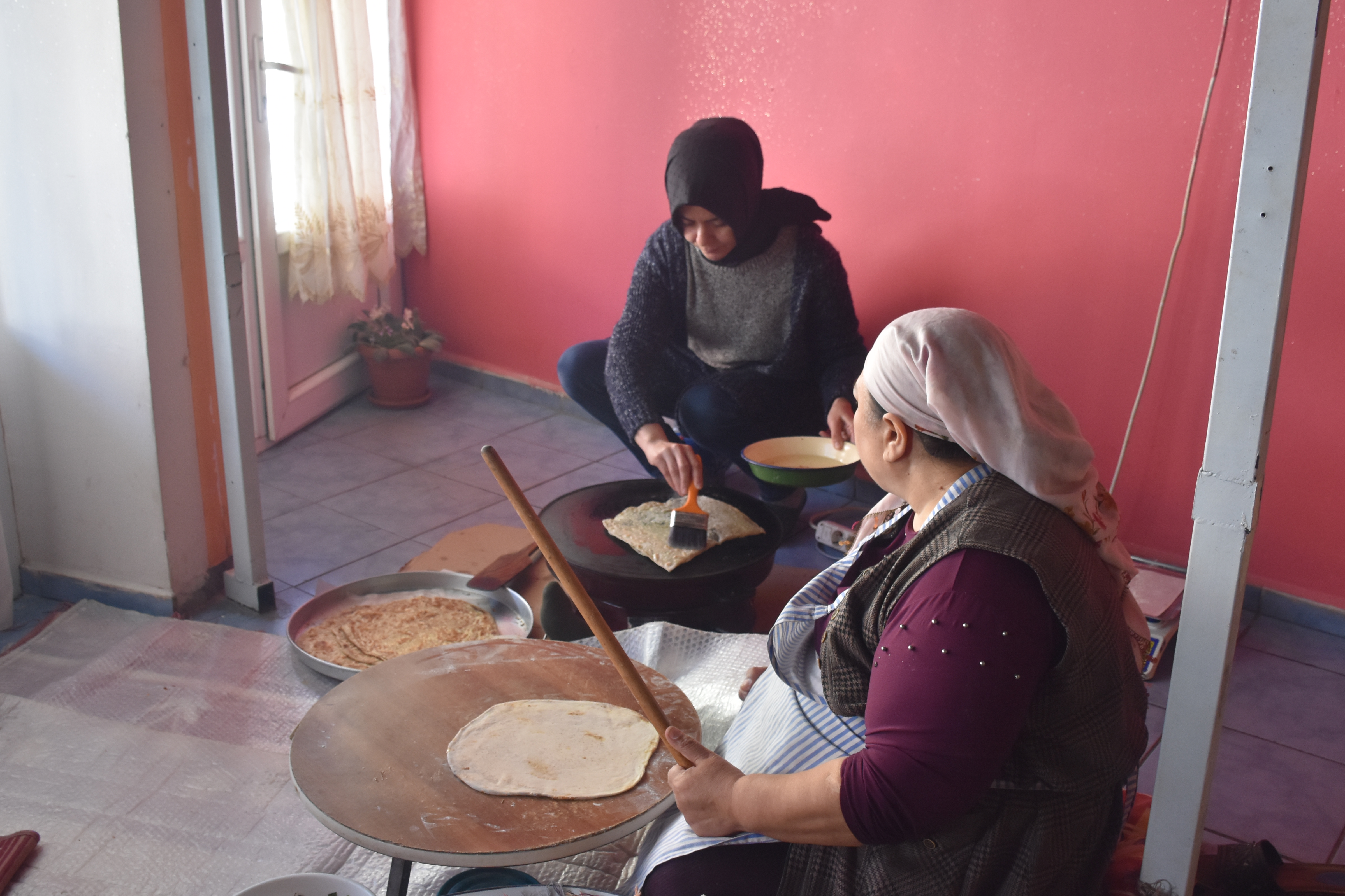 Afyon'da kadınlar yöresel hamur işleriyle ev ekonomisine katkı sağlıyor