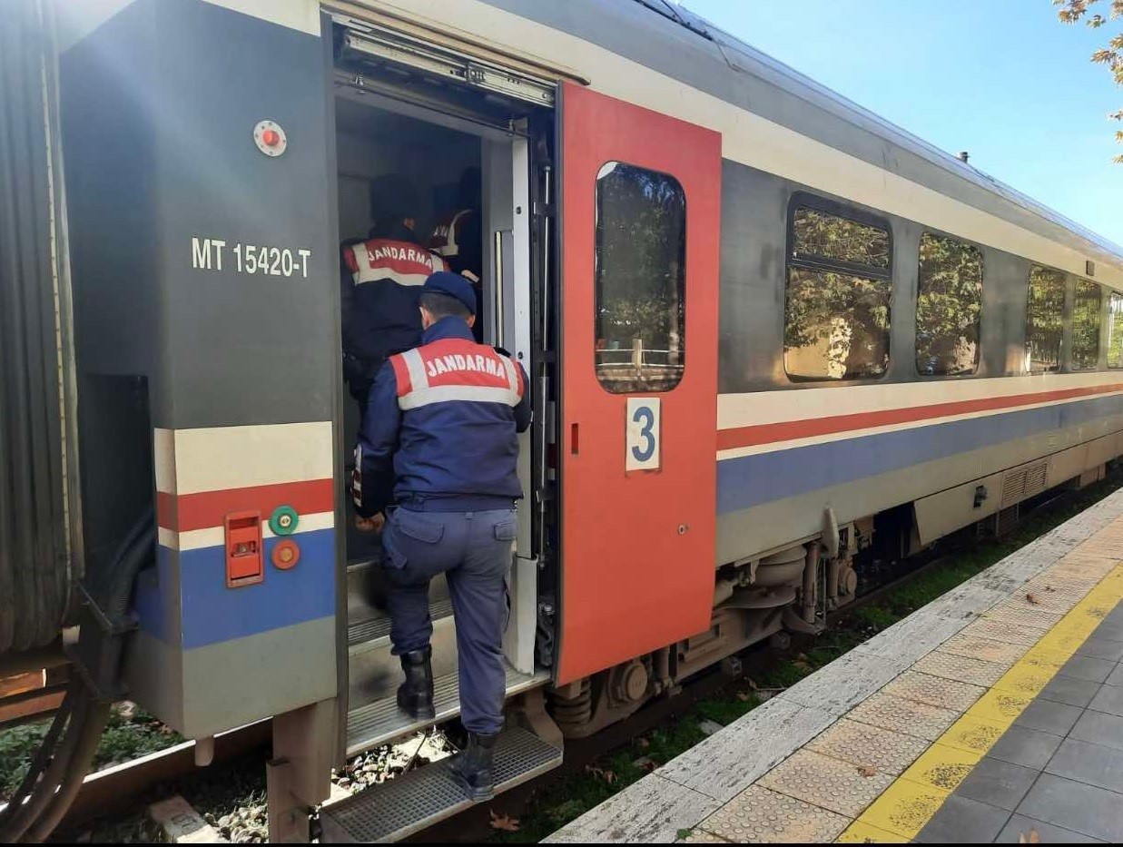 TRENDEKİ YOLCULUK 'GÖZALTI' İLE SON BULDU