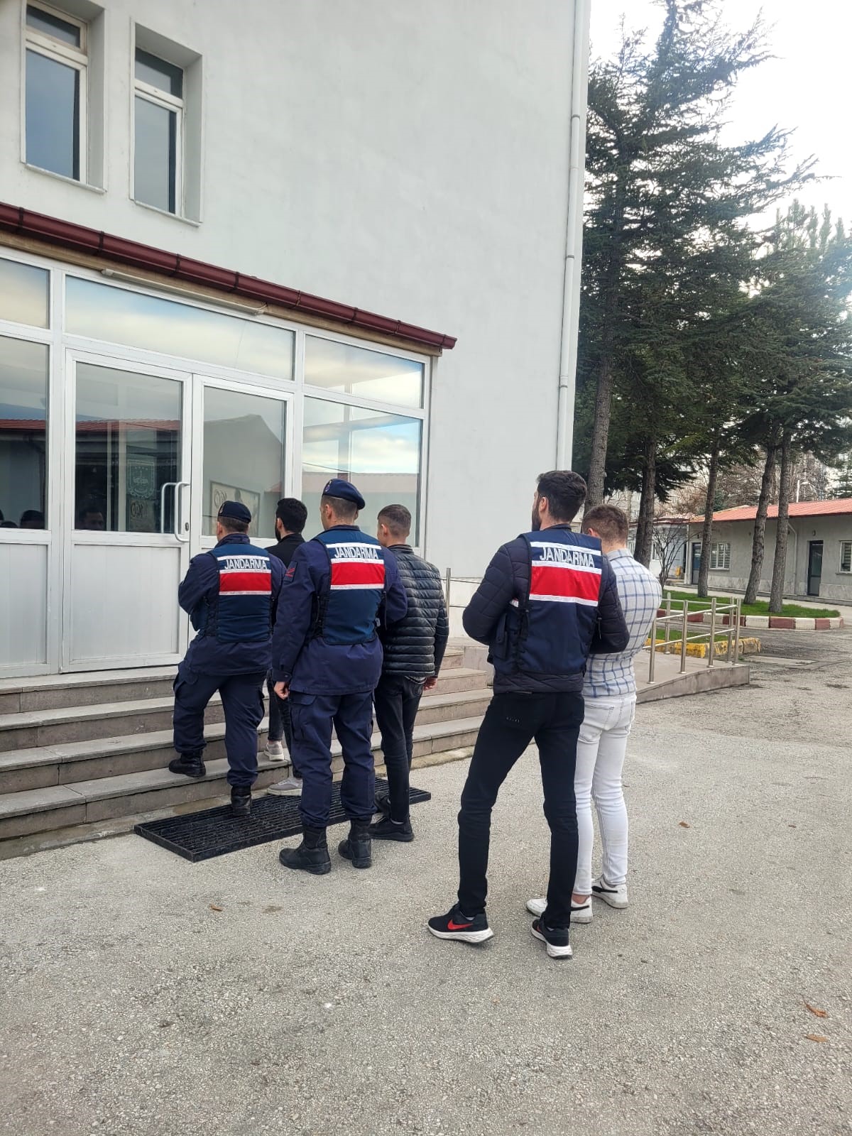 SANDIKLI VE SULTANDAĞI'NDA ÖRGÜT ÜYELERİ YAKALANDI
