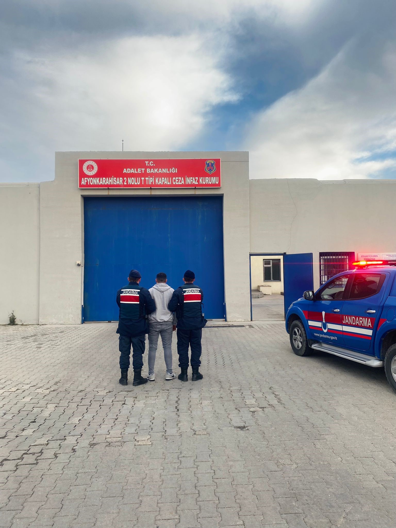 8 YIL YATARI VARDI JANDARMA ANSIZIN YAKALADI