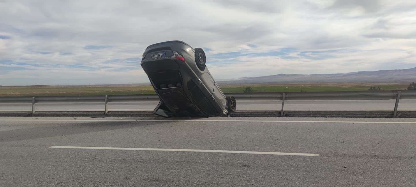 Takla Atıp Refüje Giren Otomobilde 2 Kişi Yaralandı