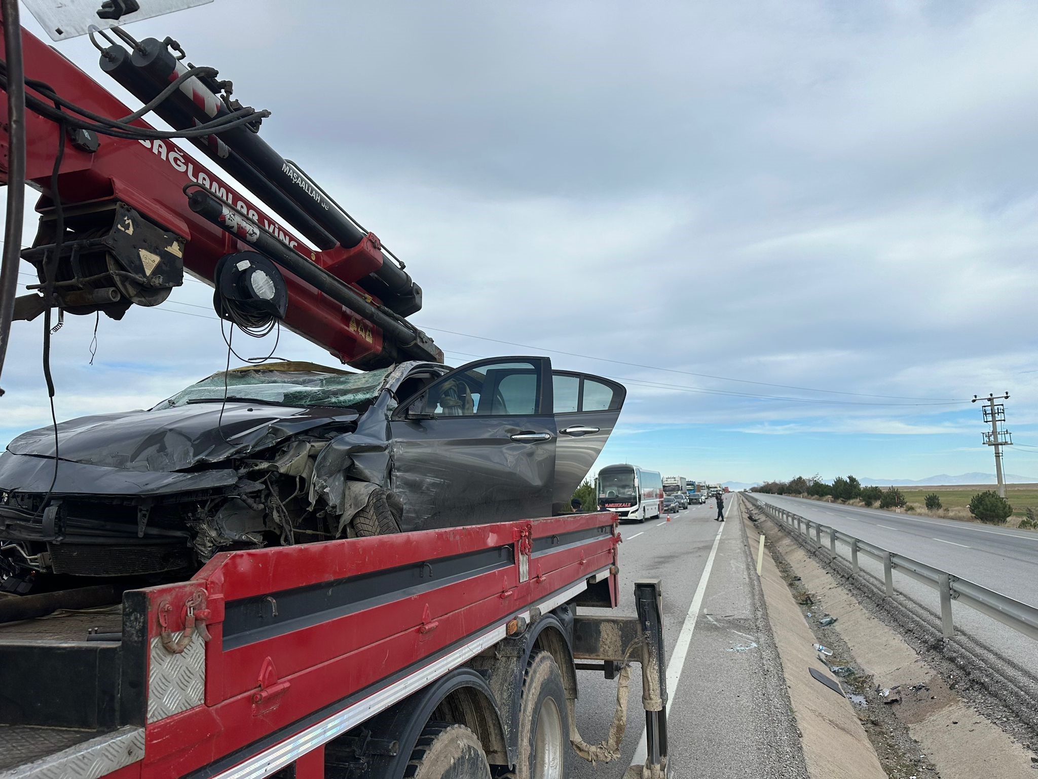 Takla Atıp Refüje Giren Otomobilde 2 Kişi Yaralandı