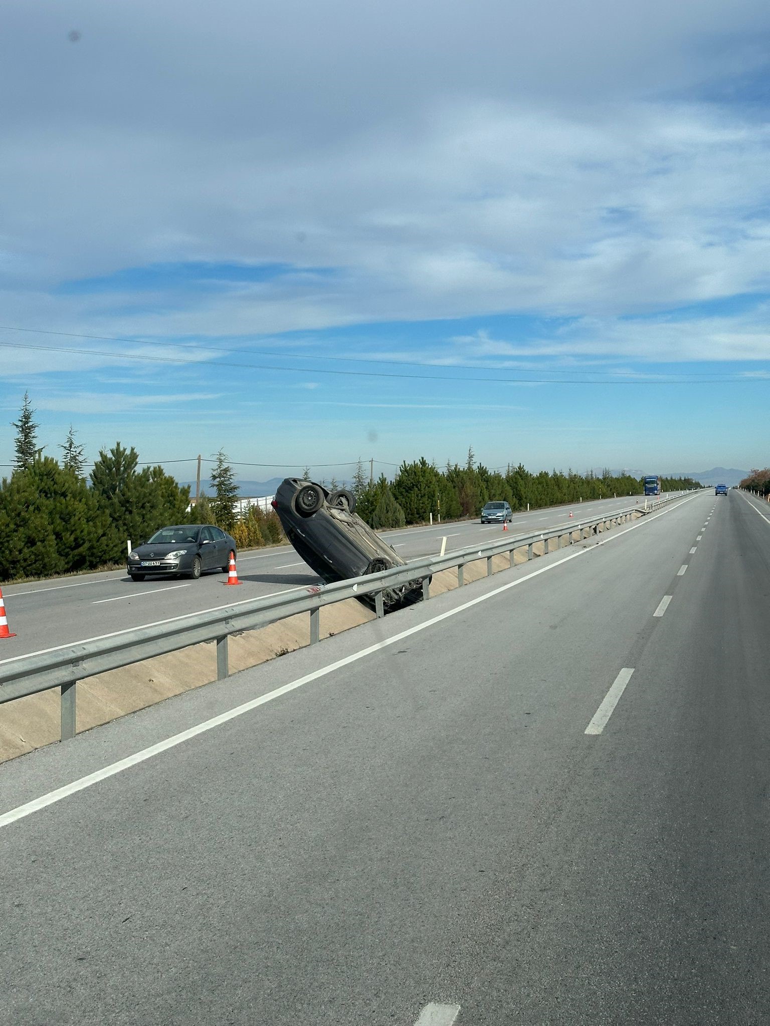 Takla Atıp Refüje Giren Otomobilde 2 Kişi Yaralandı