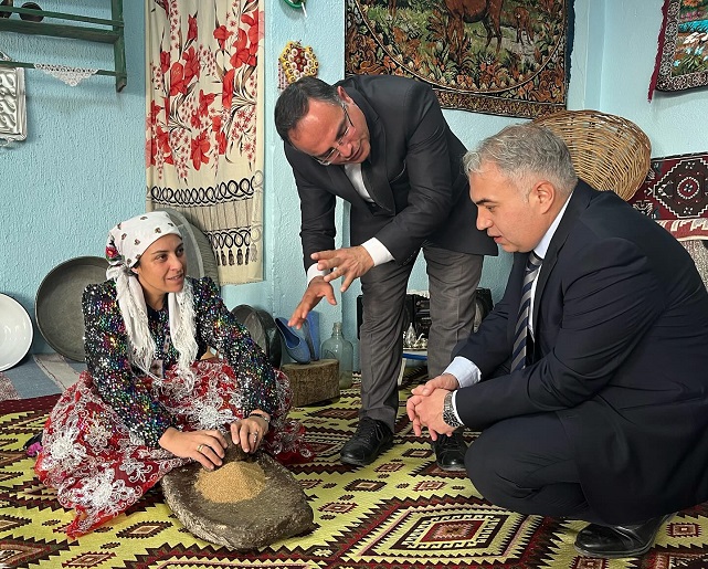 Dinar Kaymakamı Öğrencilerle Bir araya Geldi. Yerli Malı Haftasının Önemine Değindi