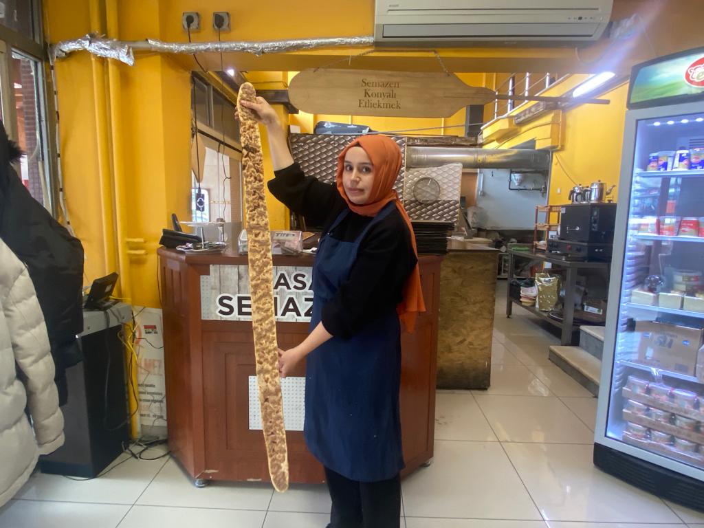 AFYONKARAHİSARLI KADIN USTA ERKEKLERE TAŞ ÇIKARTIYOR