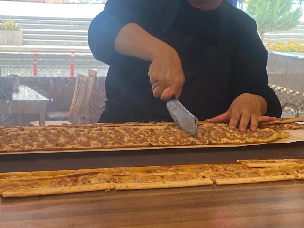 AFYONKARAHİSARLI KADIN USTA ERKEKLERE TAŞ ÇIKARTIYOR
