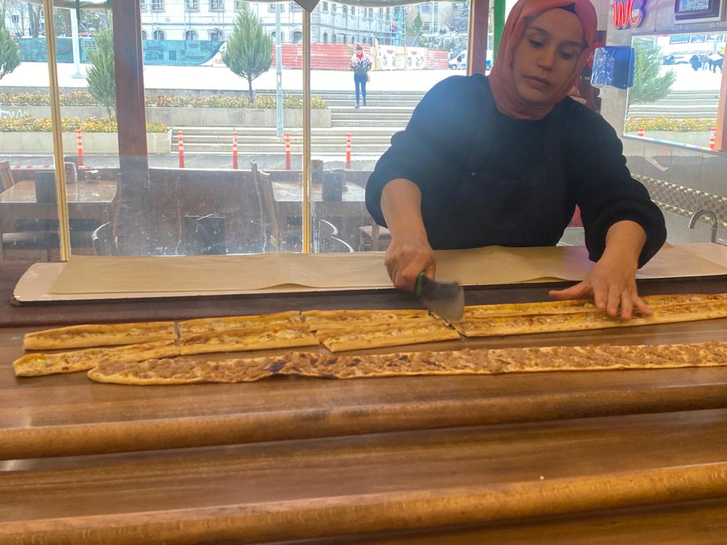 AFYONKARAHİSARLI KADIN USTA ERKEKLERE TAŞ ÇIKARTIYOR