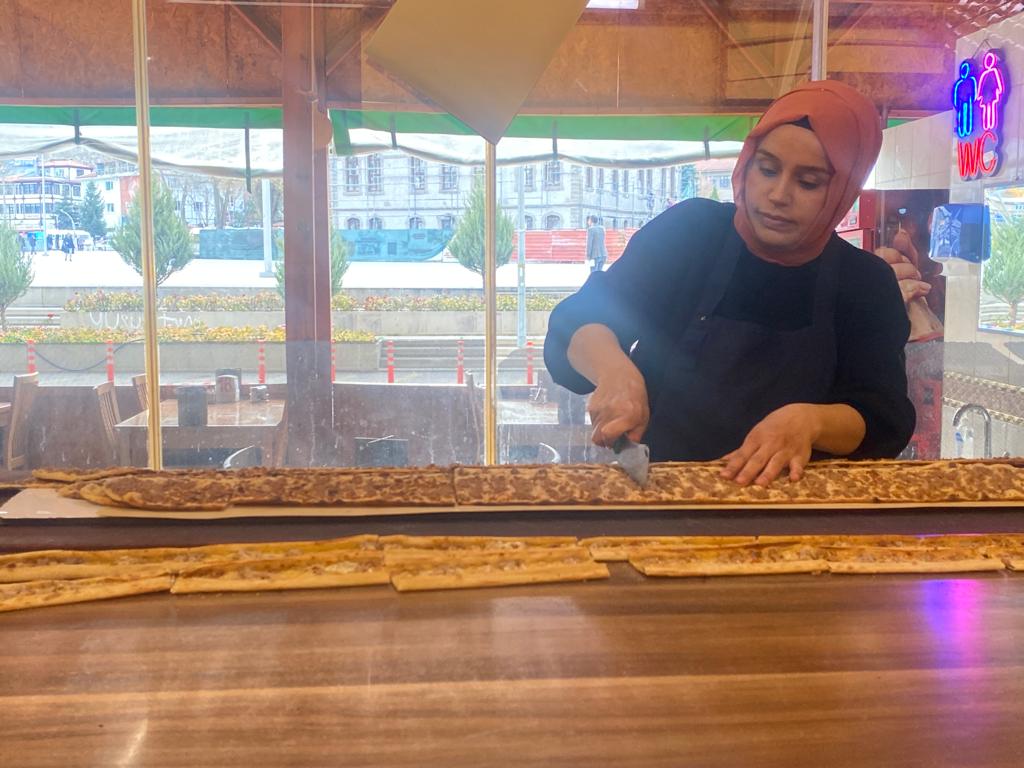 AFYONKARAHİSARLI KADIN USTA ERKEKLERE TAŞ ÇIKARTIYOR