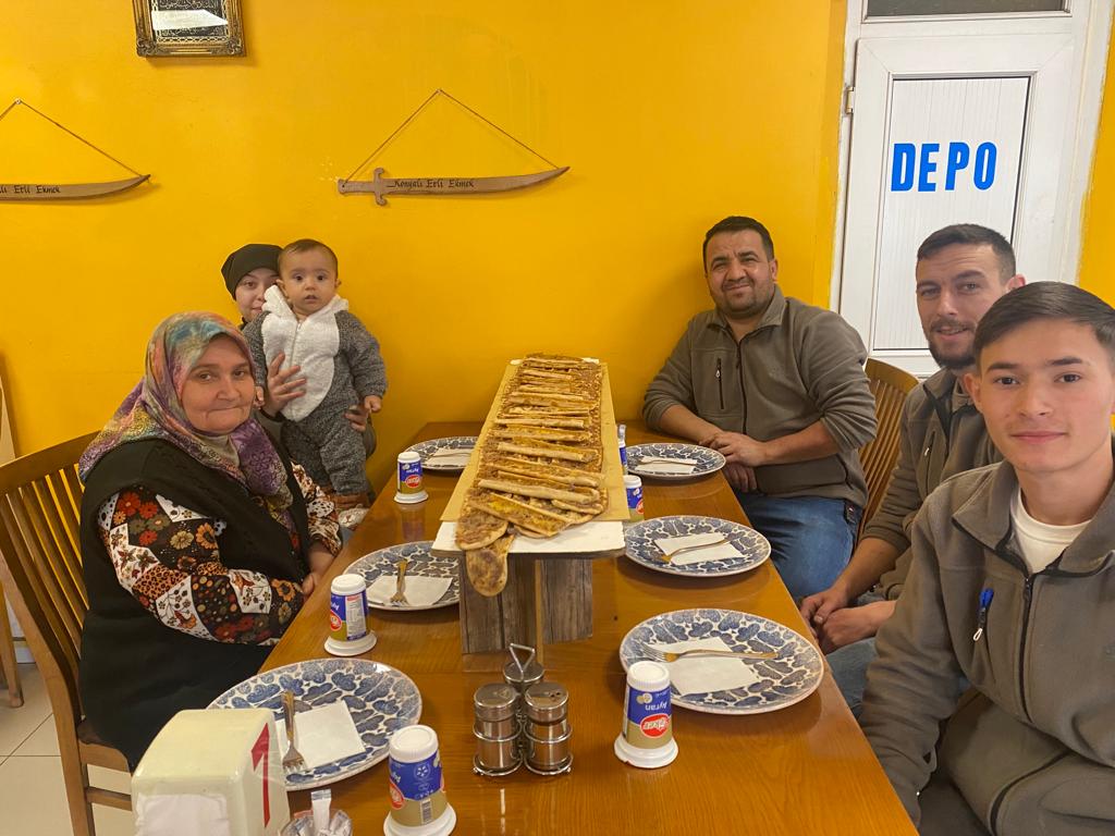 AFYONKARAHİSARLI KADIN USTA ERKEKLERE TAŞ ÇIKARTIYOR