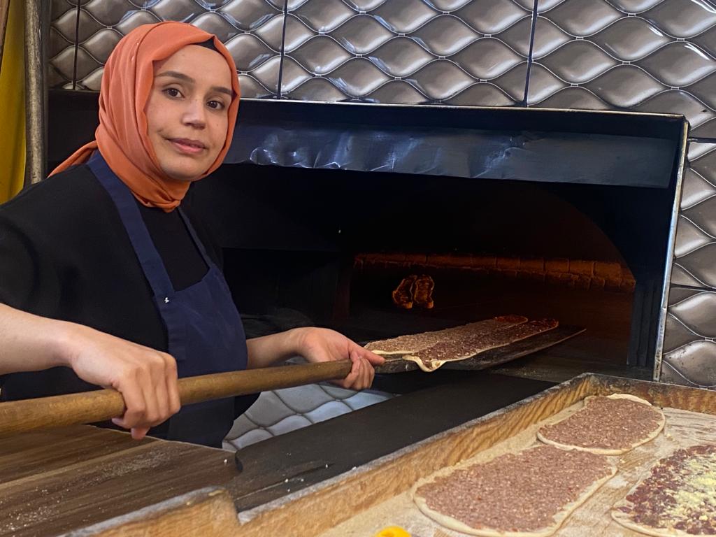 AFYONKARAHİSARLI KADIN USTA ERKEKLERE TAŞ ÇIKARTIYOR