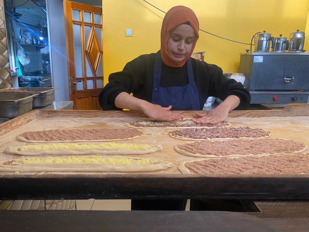 AFYONKARAHİSARLI KADIN USTA ERKEKLERE TAŞ ÇIKARTIYOR