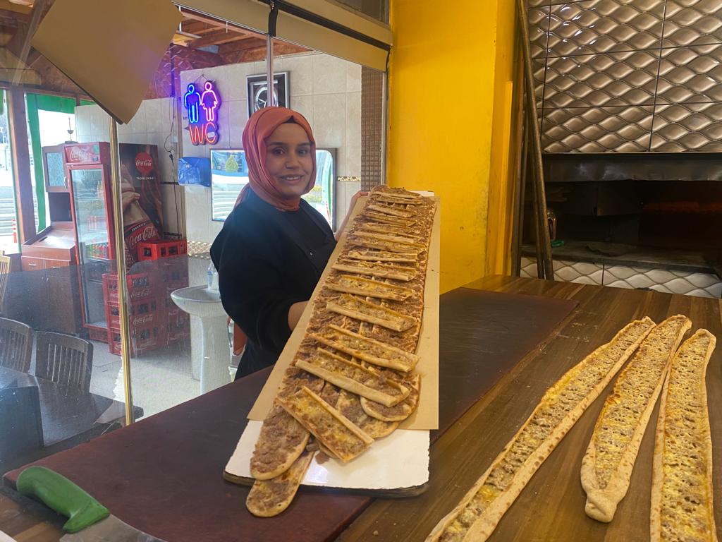 AFYONKARAHİSARLI KADIN USTA ERKEKLERE TAŞ ÇIKARTIYOR