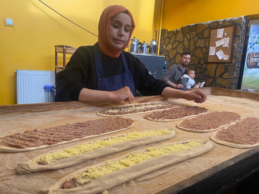 AFYONKARAHİSARLI KADIN USTA ERKEKLERE TAŞ ÇIKARTIYOR