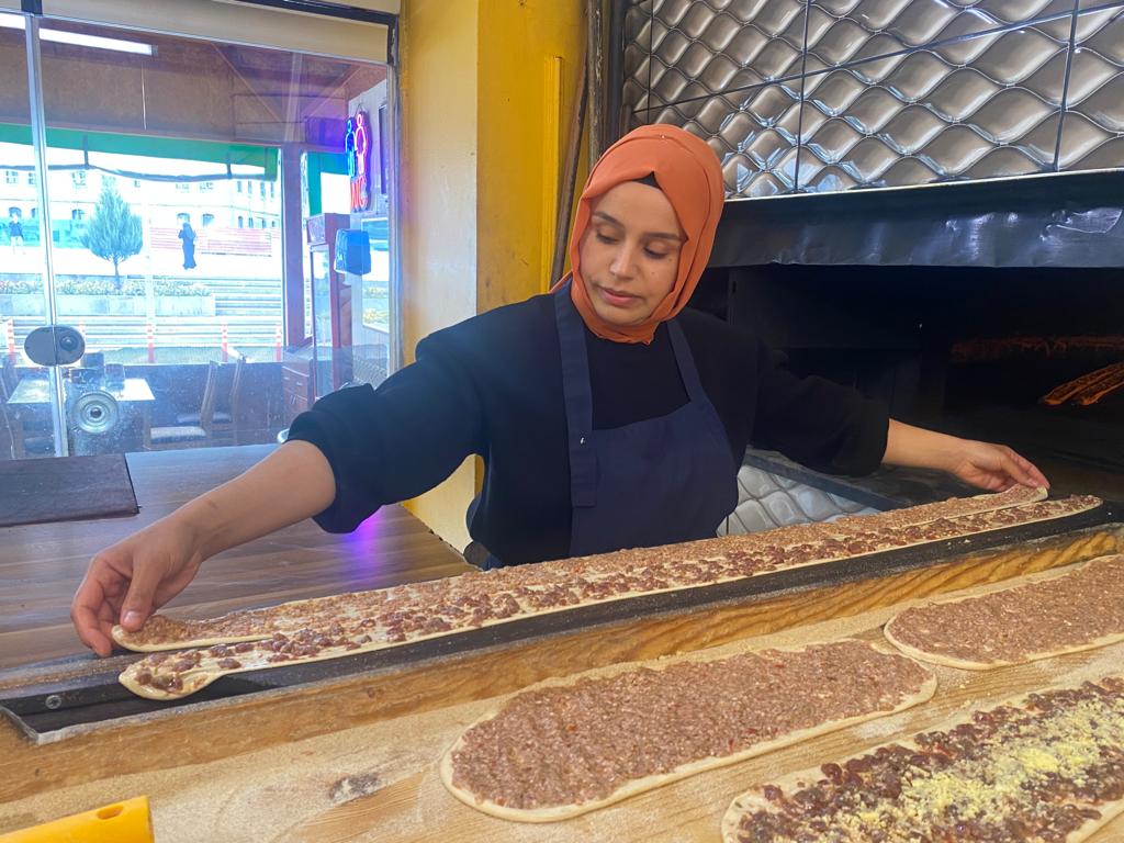 AFYONKARAHİSARLI KADIN USTA ERKEKLERE TAŞ ÇIKARTIYOR