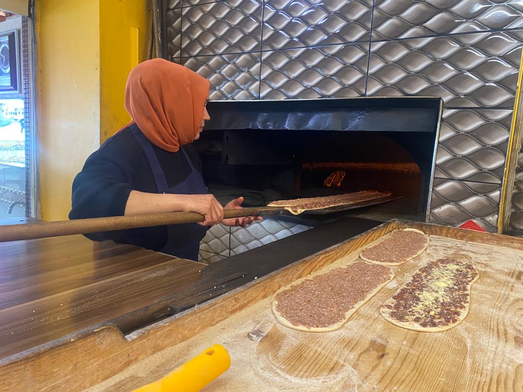 AFYONKARAHİSARLI KADIN USTA ERKEKLERE TAŞ ÇIKARTIYOR