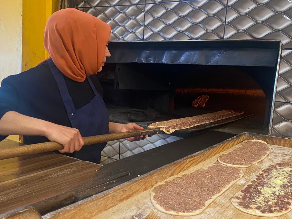 AFYONKARAHİSARLI KADIN USTA ERKEKLERE TAŞ ÇIKARTIYOR