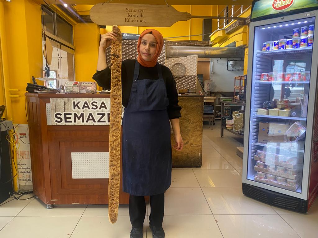 AFYONKARAHİSARLI KADIN USTA ERKEKLERE TAŞ ÇIKARTIYOR