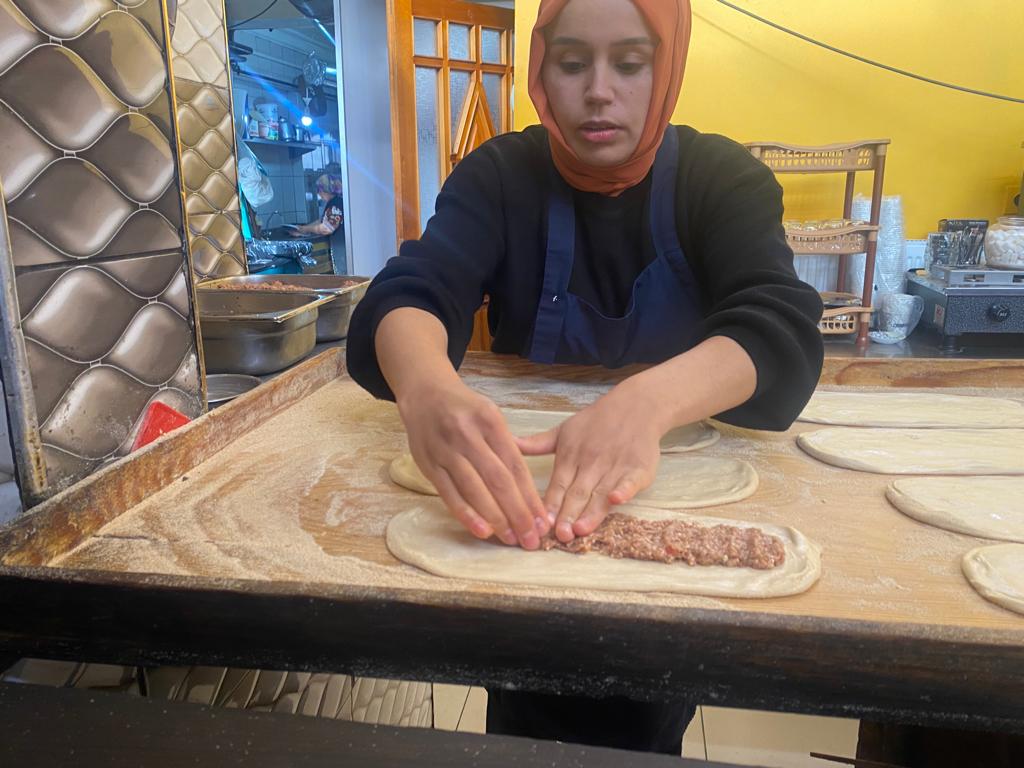 AFYONKARAHİSARLI KADIN USTA ERKEKLERE TAŞ ÇIKARTIYOR
