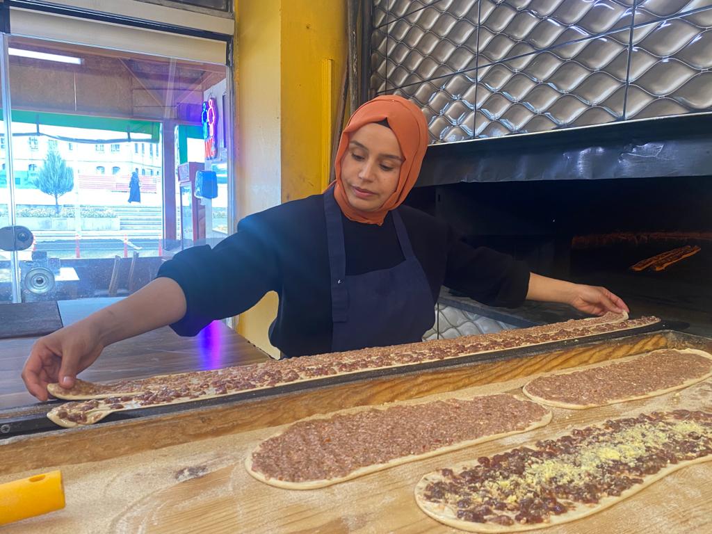 AFYONKARAHİSARLI KADIN USTA ERKEKLERE TAŞ ÇIKARTIYOR