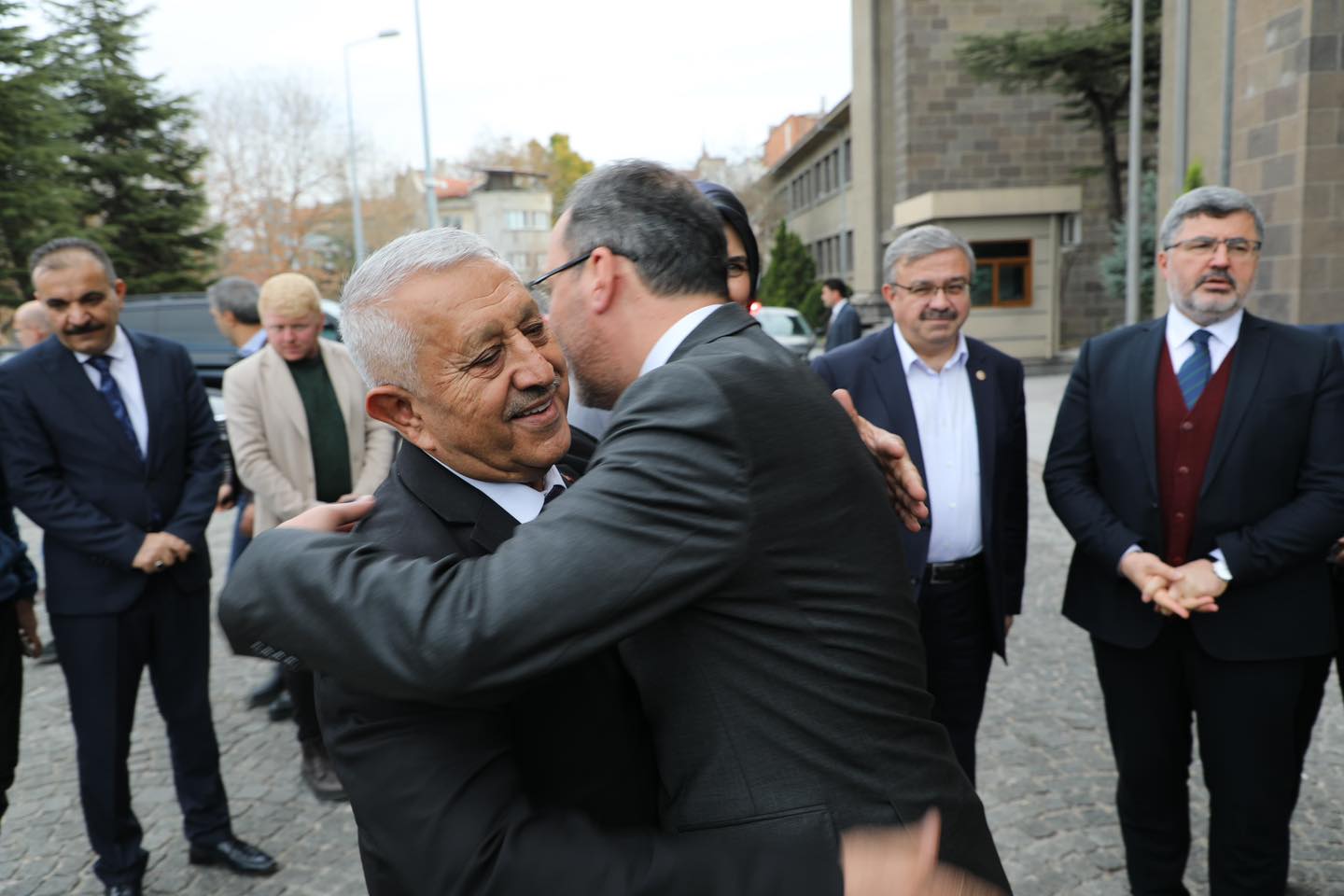 Afyon'da İçten ve Samimi Karşılama Başkan Zeybek'le Eski Bakan Kasapoğlu Buluştu
