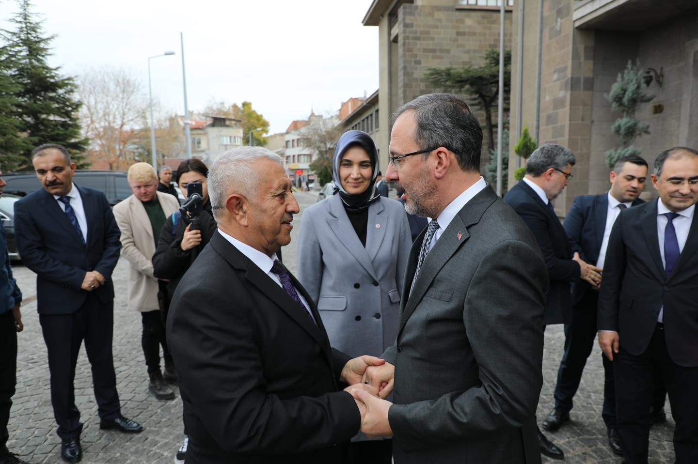 Afyon'da İçten ve Samimi Karşılama Başkan Zeybek'le Eski Bakan Kasapoğlu Buluştu