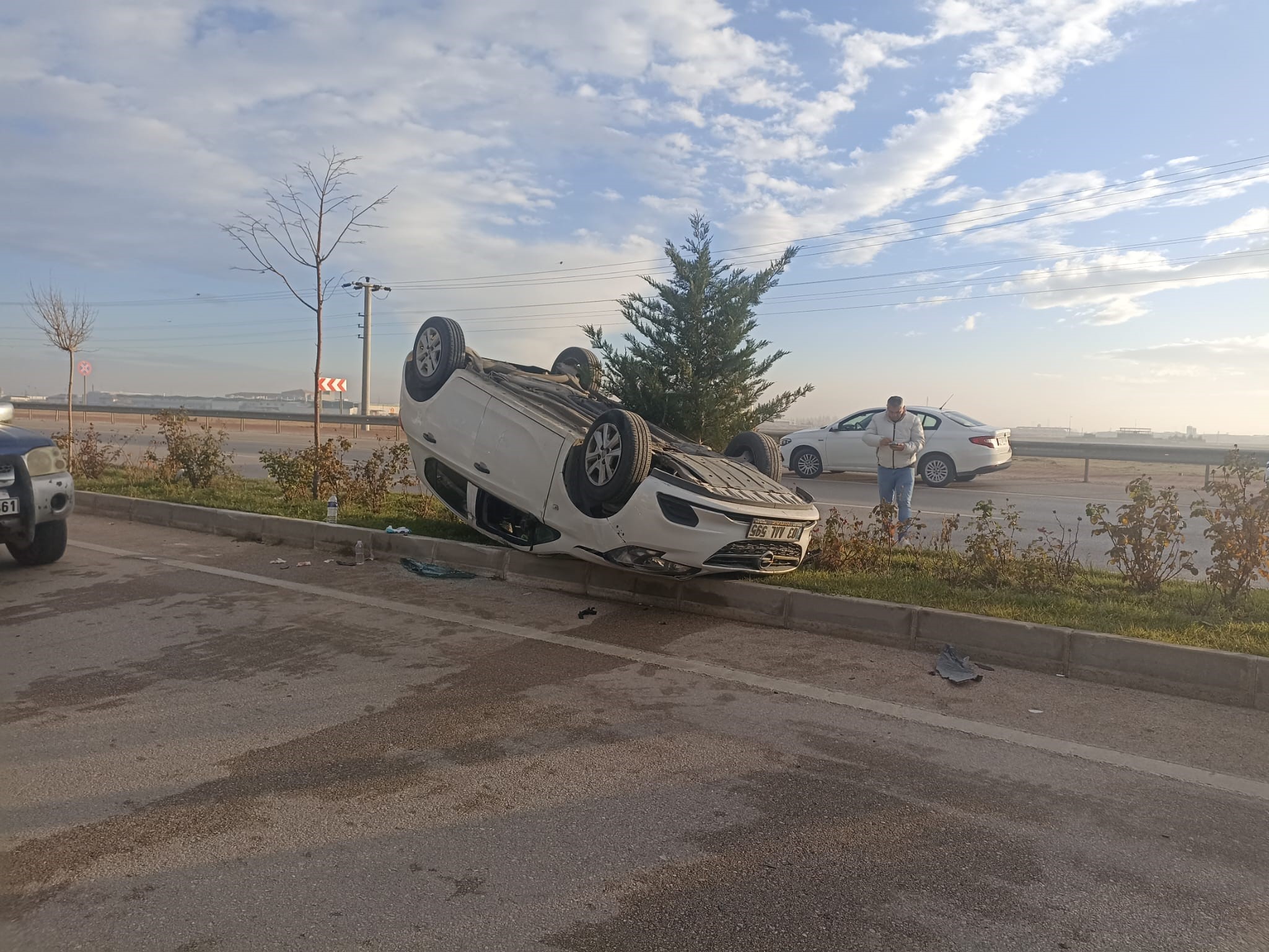 Afyon'da otomobil önündeki araca çarpıp takla attı