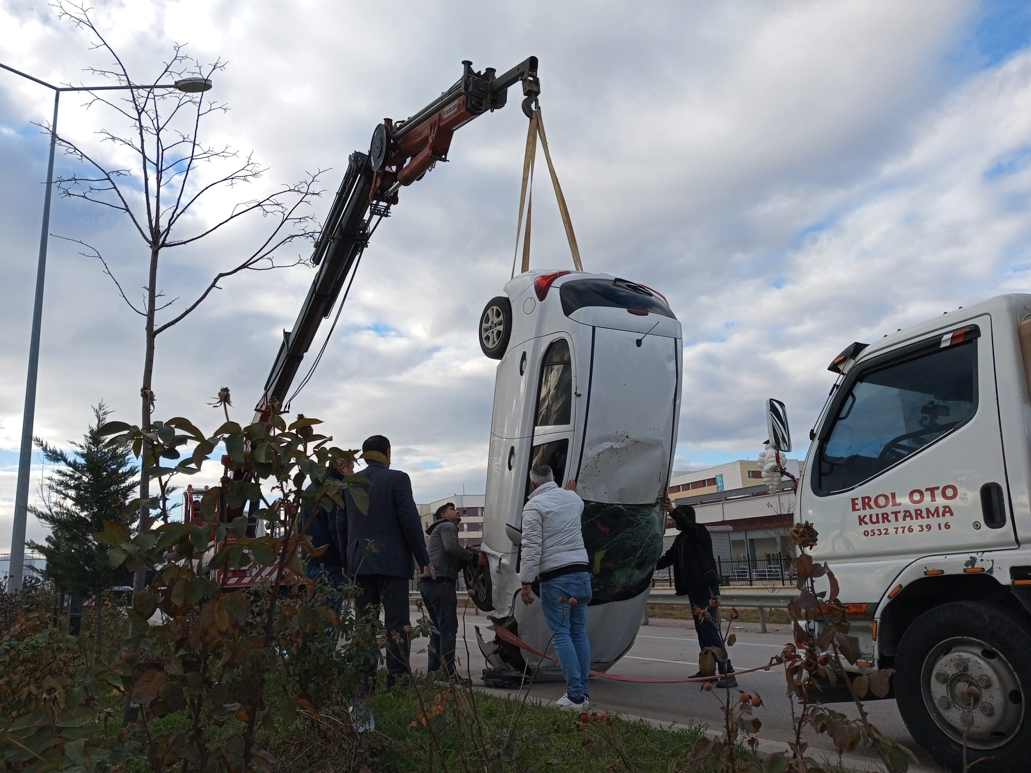 Afyon'da otomobil önündeki araca çarpıp takla attı