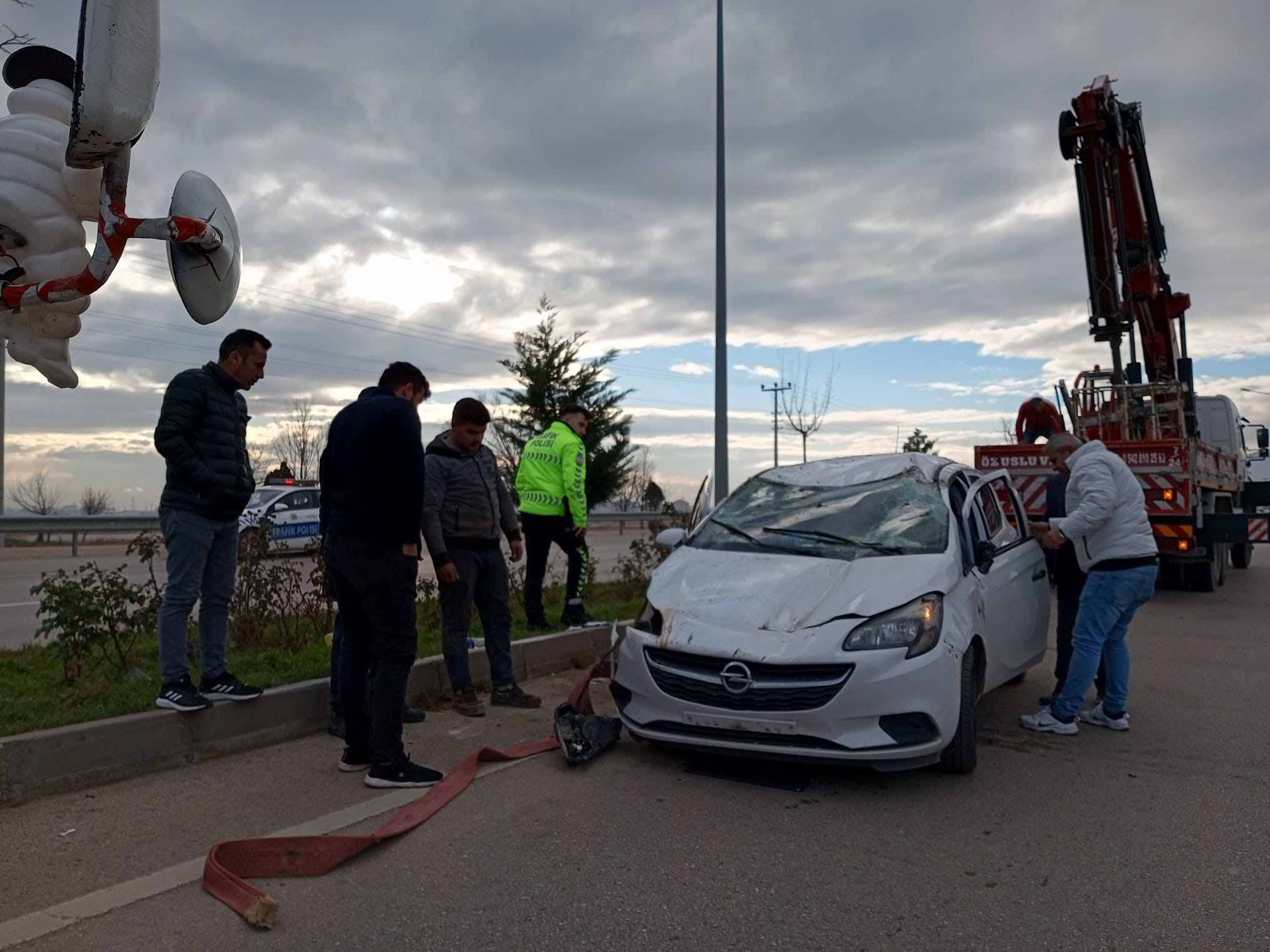 Afyon'da otomobil önündeki araca çarpıp takla attı