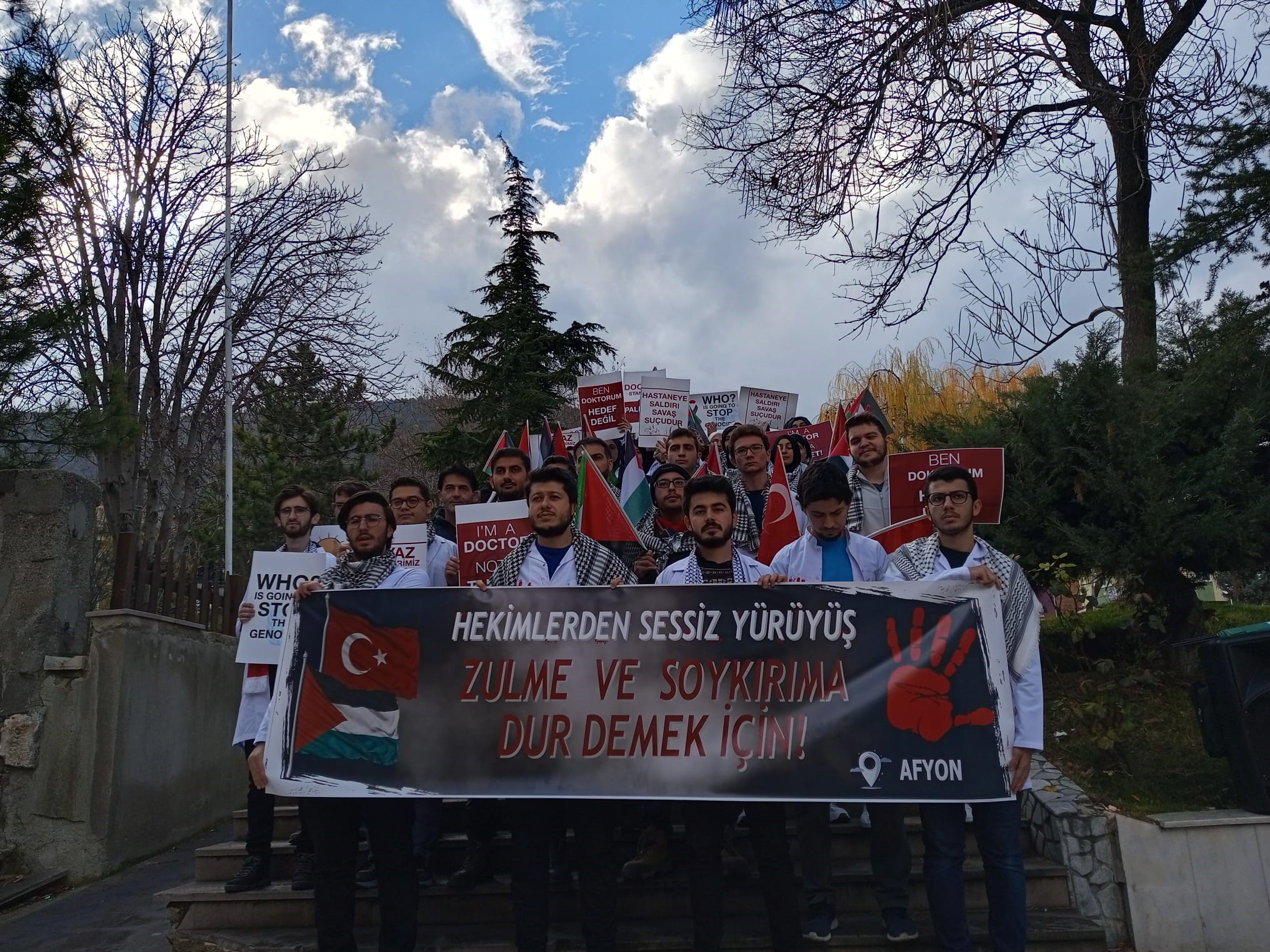 Doktorlar İsrail katliamını protesto etti