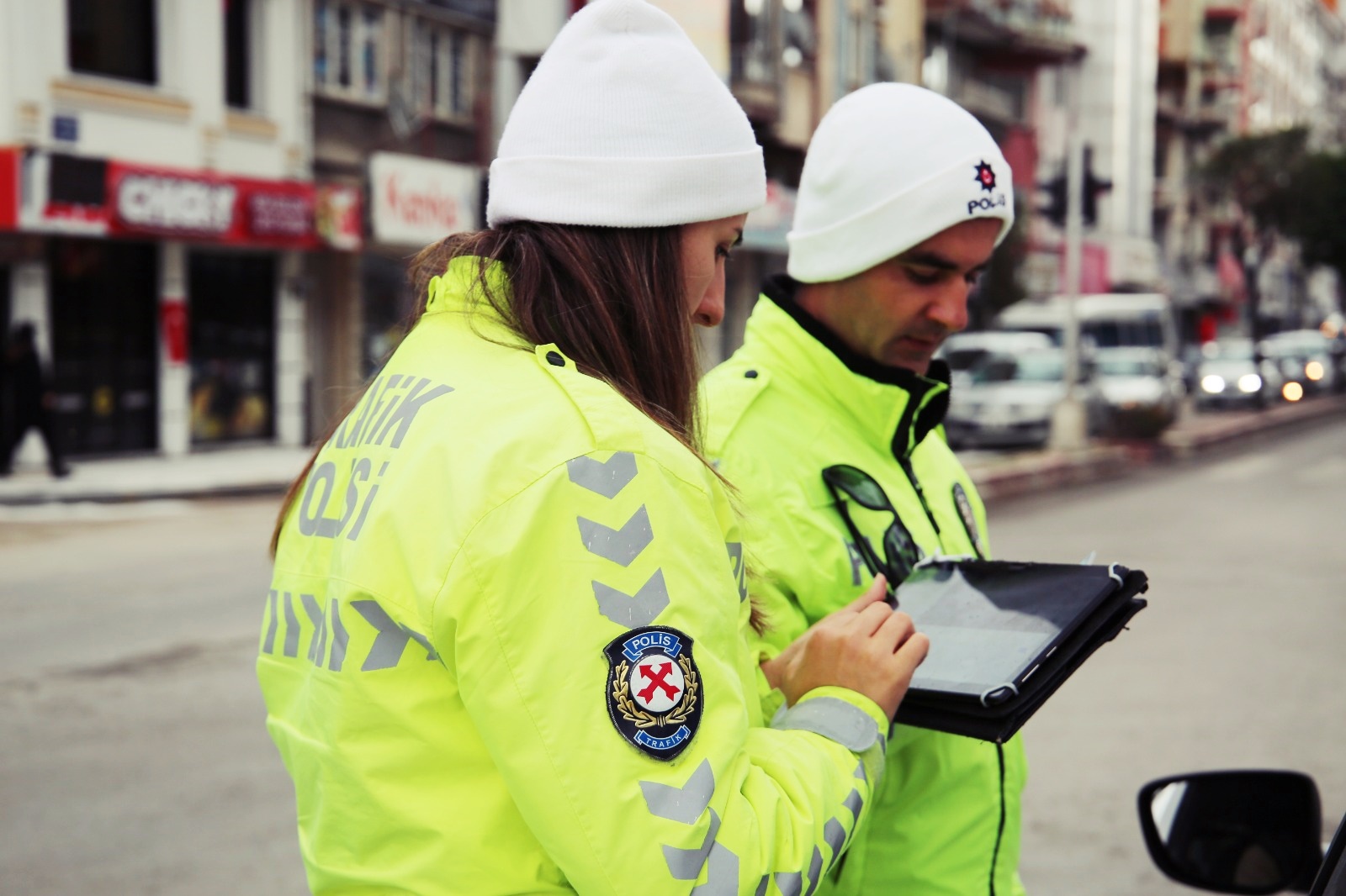 POLİS HATALI PARK'I AFFETMİYOR CUMARTESİ GÜNÜ OLUŞAN TRAFİĞİN BEDELİ AĞIR OLDU