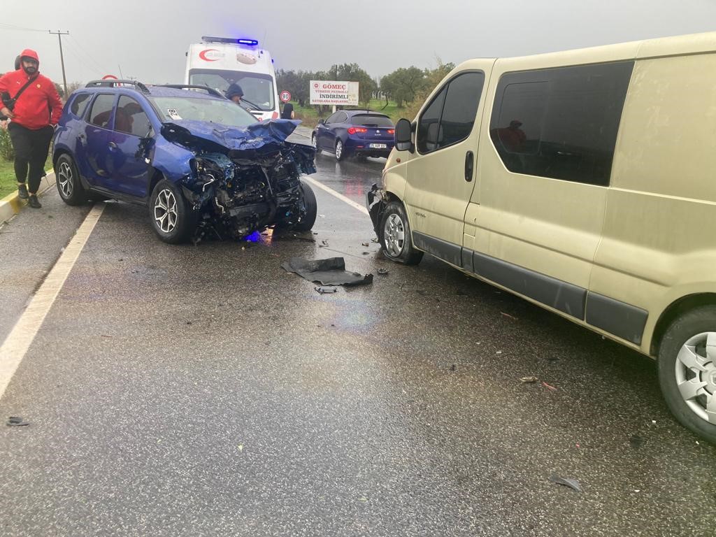 Ters Yönden Gelip Refüjü Aşan Araç Dehşet Saçtı: 8 Yaralı