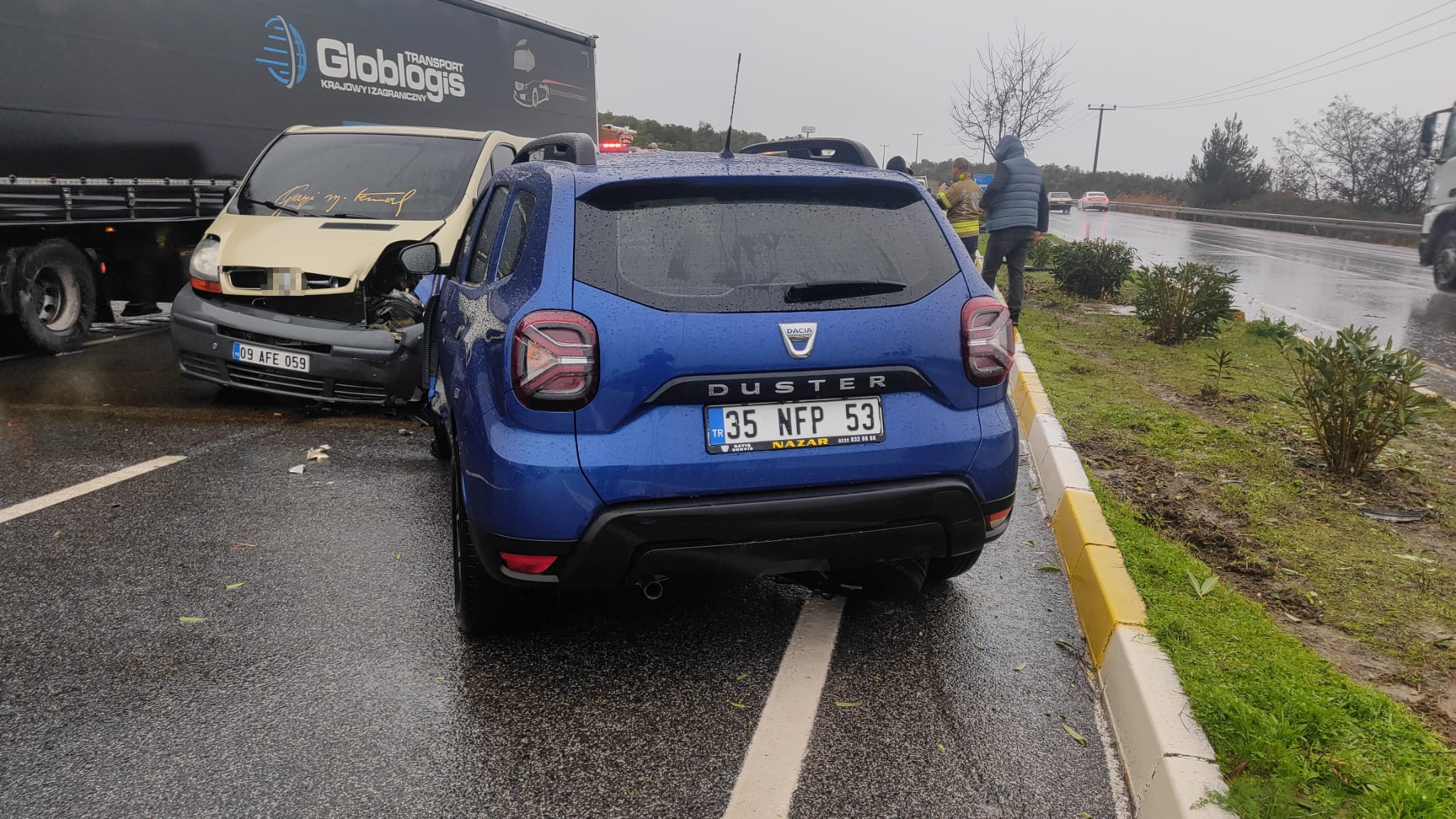 Ters Yönden Gelip Refüjü Aşan Araç Dehşet Saçtı: 8 Yaralı