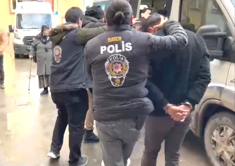 EŞ ZAMANLI DOLANDIRICILIK OPERASYONU:
