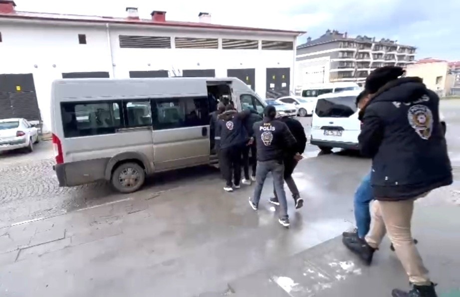 EŞ ZAMANLI DOLANDIRICILIK OPERASYONU: