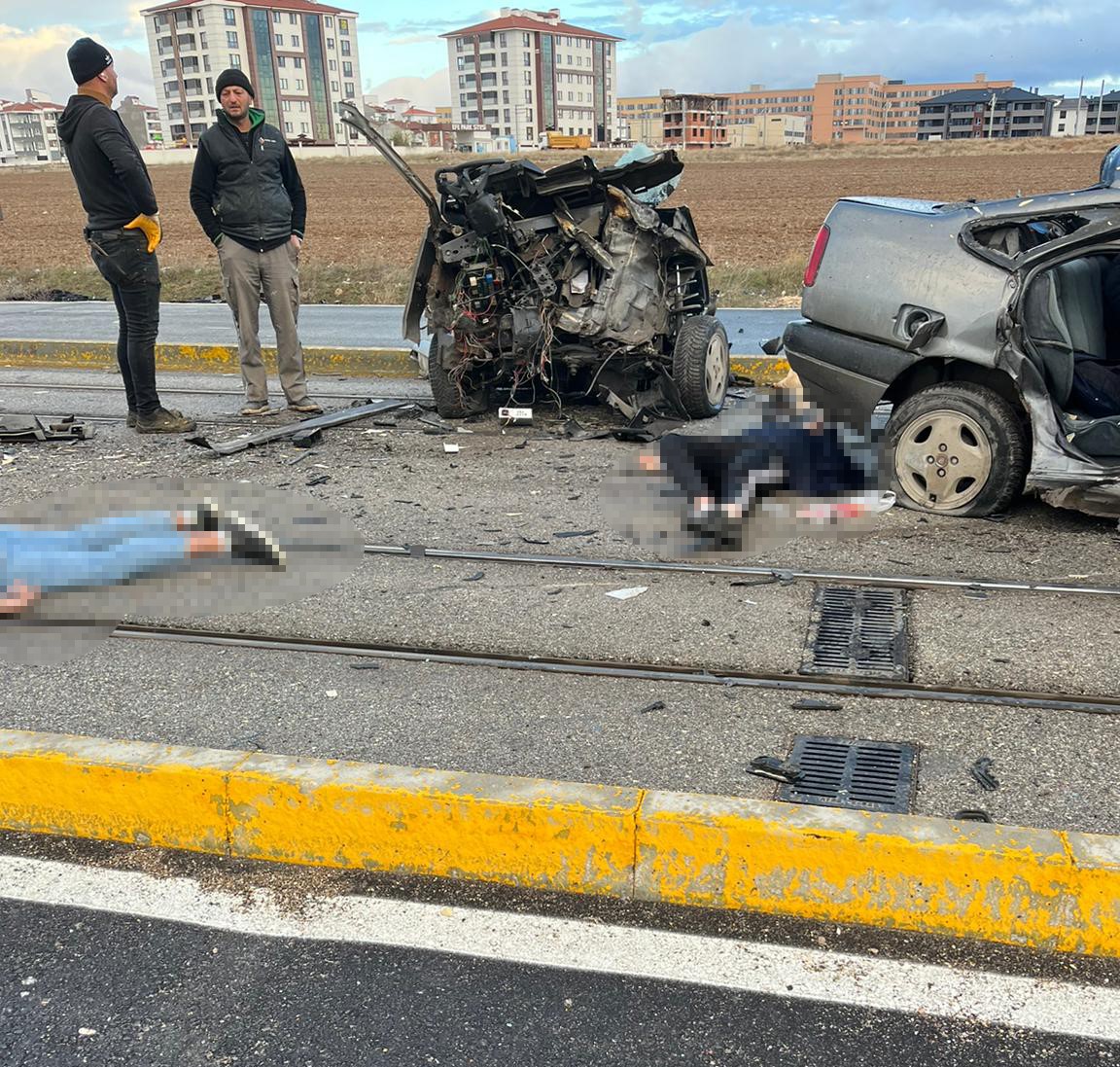 Direğe Çarpan Araç İkiye Bölündü: 1 Ölü, 1'i Ağır 3 Yaralı